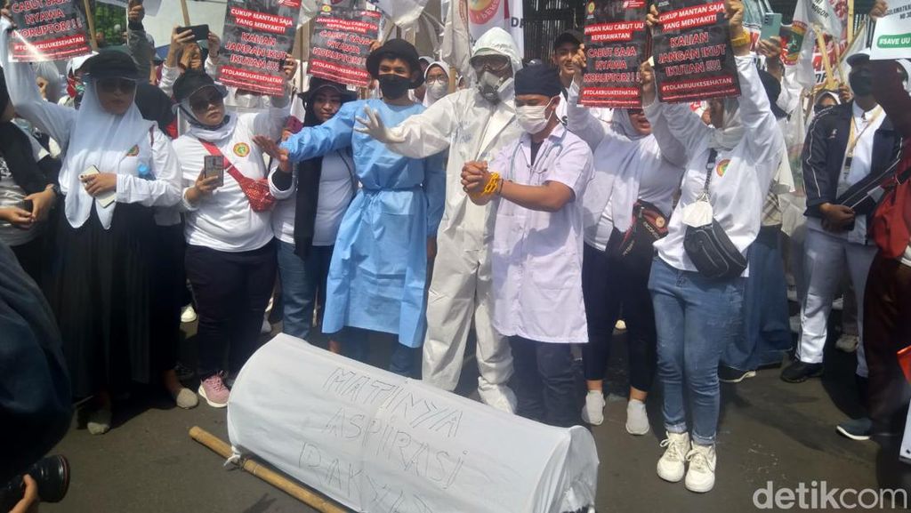 Penampakan Keranda-Baju Hazmat di Tengah Demo Tolak RUU Kesehatan Penampakan Keranda-Baju Hazmat di Tengah Demo Tolak RUU Kesehatan