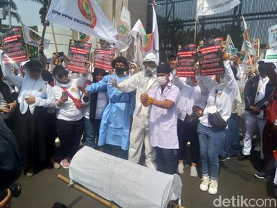 Penampakan Keranda-Baju Hazmat di Tengah Demo Tolak RUU Kesehatan
