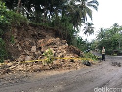 Sempat Tertutup Longsor, Akses ke Pantai Batu Hiu Sudah Bisa Dilewati