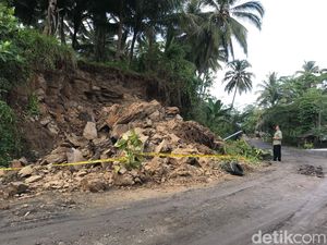 Sempat Tertutup Longsor, Akses ke Pantai Batu Hiu Sudah Bisa Dilewati Sempat Tertutup Longsor, Akses ke Pantai Batu Hiu Sudah Bisa Dilewati