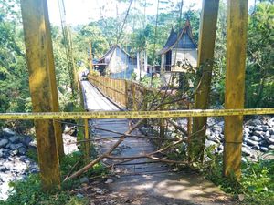 Fondasi Jembatan Gantung di Sidemen Jebol, Warga Dilarang Melintas Fondasi Jembatan Gantung di Sidemen Jebol, Warga Dilarang Melintas