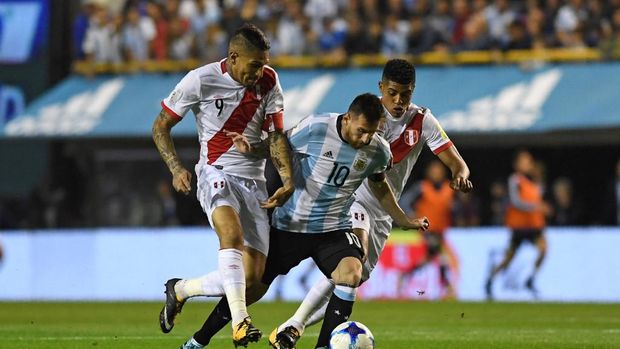 Peru's Paolo Guerrero (L) and Argentina's Lionel Messi vie for the ball during their 2018 World Cup football qualifier match in Buenos Aires on October 5, 2017. (Photo by EITAN ABRAMOVICH / AFP)
