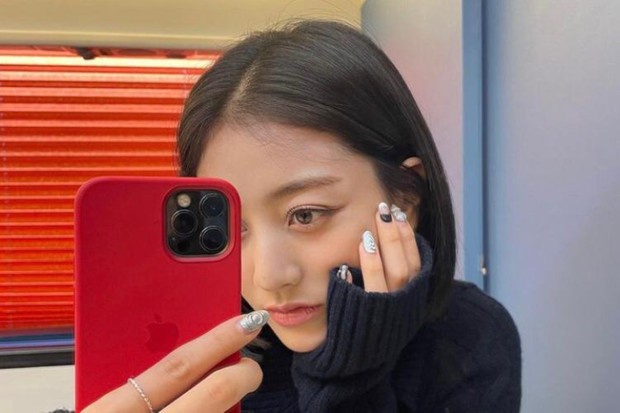 Lipatan kelopak mata Memiliki lipatan kelopak mata sangat populer di Korea, sehingga menjadi standar kecantikan bagi para perempuan