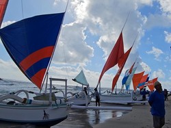Serunya Puluhan Perahu Layar Adu Cepat Taklukkan Gelombang Nusa Penida