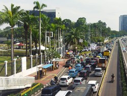 Ada Demo Tolak RUU Kesehatan, Lalin di Depan DPR Arah Slipi Macet