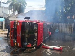 Detik-detik Mobil Damkar Makassar Terguling saat ke TKP Kebakaran