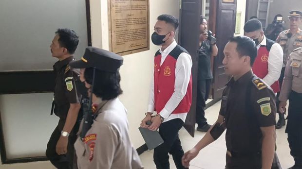 Mario Dandy (pakai kemeja putih) hadiri sidang di PN Jaksel (Wilda-detikcom)