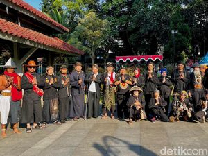 Kenakan Pangsi, Masyarakat Adat Bandung Doa Bersama di Pendopo Kenakan Pangsi, Masyarakat Adat Bandung Doa Bersama di Pendopo