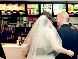 Wanita Ini Menikah di McDonalds, Ternyata Jadi Penggemar Sejak Kecil