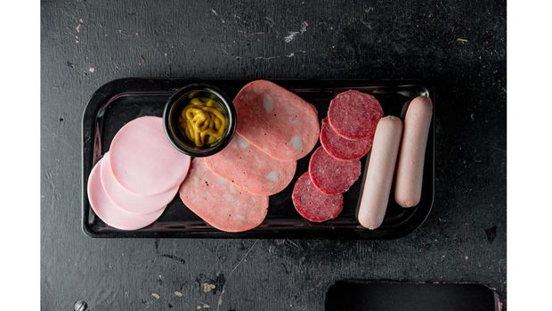 Ilustrasi olahan daging dalam kemasan.