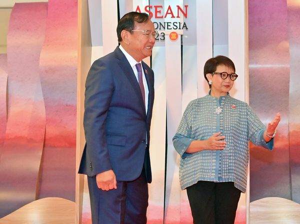 Momen Menlu Retno Marsudi Sambut Kedatangan Menlu ASEAN