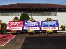 Muncul Karangan Bunga Dorong Hakim Vonis Maksimal Terdakwa Revenge Porn