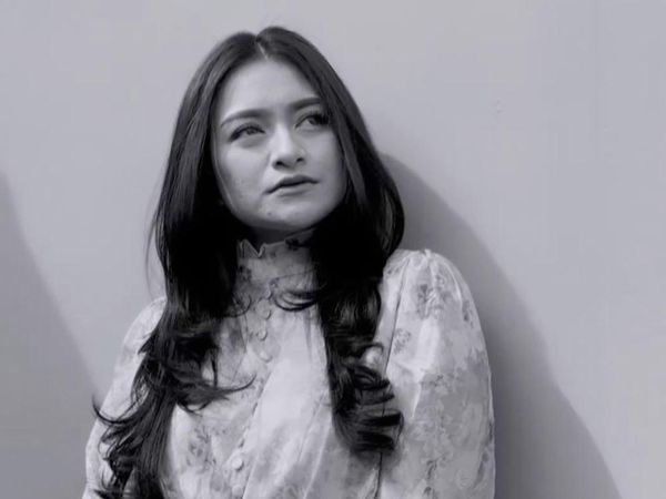 7 Potret Nathalie Holscher Pamer Rambut Panjang