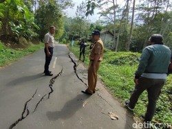 Janji Pemerintah Segera Perbaiki Jalan Cirahong Ciamis yang Terbelah