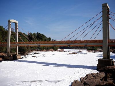 Penampakan Busa Bau dan Beracun Selimuti Sungai Terbesar di Sao Paulo