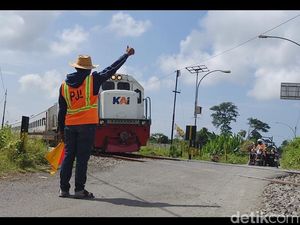 Belajar Ikhlas dari Penjaga Pelintasan KA Tanpa Palang Pintu di Banyuwangi
