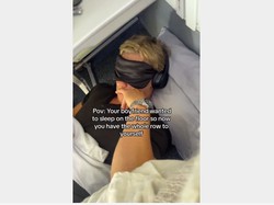 Niat Pamer Pacar Romantis Rela Tidur di Lantai Pesawat, Malah Tuai Hujatan