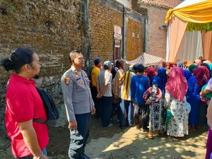 Pengantin Kediri Nikah di Depan Jenazah Ayah yang Tewas Gantung Diri Pengantin Kediri Nikah di Depan Jenazah Ayah yang Tewas Gantung Diri