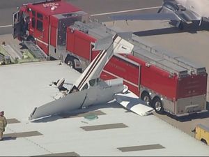 Pesawat Bermesin Tunggal Tabrak Atap Hanggar di California Pesawat Bermesin Tunggal Tabrak Atap Hanggar di California