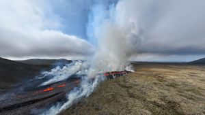Potret Lava Panas Gunung Meletus di Islandia