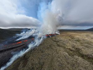 Potret Lava Panas Gunung Meletus di Islandia