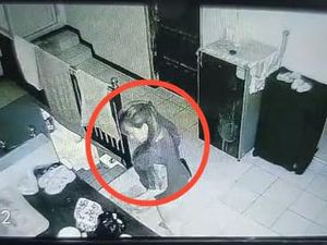 Perempuan Hamil Tua di Sidoarjo Nekat Curi Uang dan HP Tetangga Kos Perempuan Hamil Tua di Sidoarjo Nekat Curi Uang dan HP Tetangga Kos