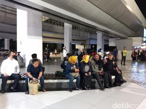 Relawan Mulai Berdatangan ke Soetta Jelang Kepulangan Anies dari Tanah Suci