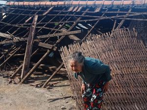 Rumah Milik Nenek 80 Tahun di Karangasem Ambruk Diterjang Angin Kencang