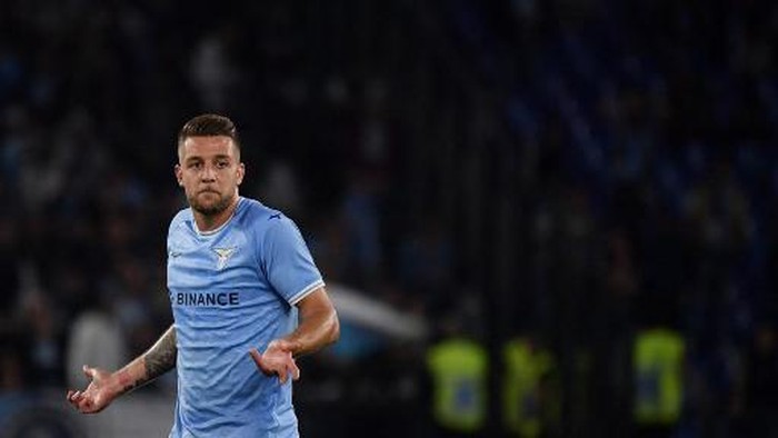 Lazios Serbian midfielder Sergej Milinkovic-Savic (C) reacts during the Italian Serie A football match between Lazio and Salernitana at the Olympic stadium in Rome on October 30, 2022. Salernitana won 3-1. (Photo by Filippo MONTEFORTE / AFP)