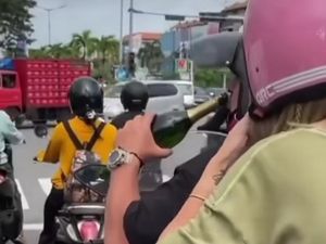 Viral Pasangan Bule Motoran di Bali Sambil Minum Wine, Polisi Selidiki Viral Pasangan Bule Motoran di Bali Sambil Minum Wine, Polisi Selidiki
