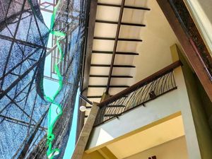 Seorang Tukang Tewas Terjatuh dari Lantai 2 Hotel, Sempat Pegangan Papan