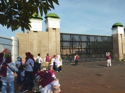 Massa Tolak Pengesahan RUU Kesehatan Datangi DPR, Kawat Berduri Dipasang