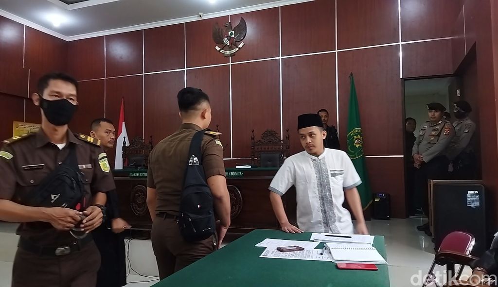 Terdakwa kasus revenge porn, Alwi Husein Maolana. (Aris Rivaldo/detikcom)