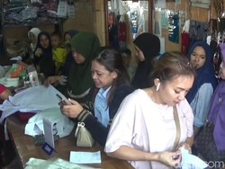 Toko Seragam Disesaki Pembeli Jelang Tahun Ajaran Baru di Purwakarta