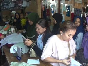Toko Seragam Disesaki Pembeli Jelang Tahun Ajaran Baru di Purwakarta Toko Seragam Disesaki Pembeli Jelang Tahun Ajaran Baru di Purwakarta