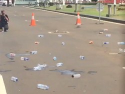 Tolak RUU Kesehatan, Massa Nakes Lempari Gedung DPR dengan Sampah