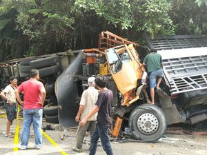 Truk Muatan Beras di Mamuju Tabrak Bangkai Fuso gegara Rem Blong, Sopir Tewas Truk Muatan Beras di Mamuju Tabrak Bangkai Fuso gegara Rem Blong, Sopir Tewas