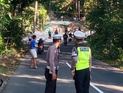 Tak Kuat Nanjak, Truk Muat Serbuk Kayu Melintang di Jalan Pacitan-Solo