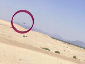 Turis Ini Ngaku Lihat UFO di Gurun Pasir, Fotonya Viral!