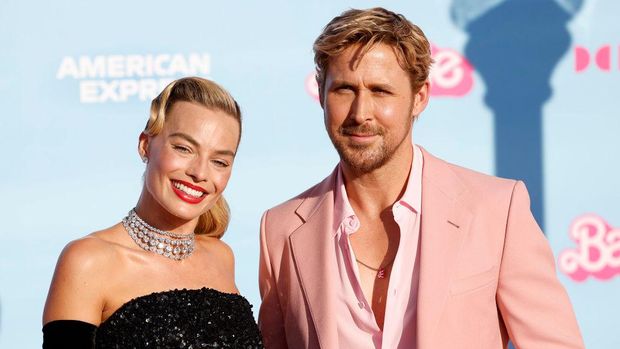 LOS ANGELES, CALIFORNIA - JULY 09: Margot Robbie, Ryan Gosling attend the World Premiere of 