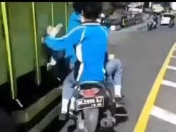 Apes! Niat Menghindar saat Diberhentikan Polisi Malah Keserempet Truk