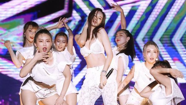 Momen Sebelum Celana Amber An Robek di Atas Panggung