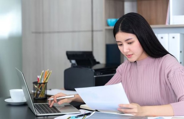 Perempuan sedang bekerja