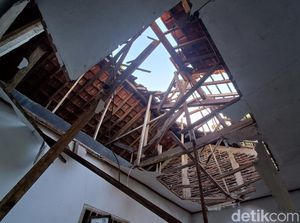 Diguyur Hujan Beberapa Hari, Atap MTs Pakis Banyumas Roboh Diguyur Hujan Beberapa Hari, Atap MTs Pakis Banyumas Roboh