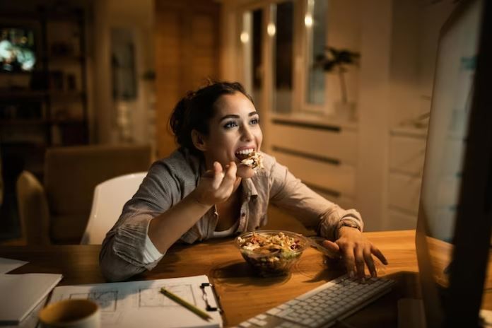 Bahaya makan sambil nonton/ foto: Freepik/ Drazen Zigic