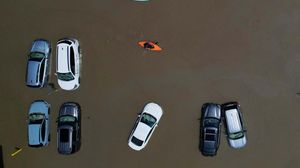 Banjir Bikin Montpelier AS Seperti Danau, Mobil-mobil Ini Jadi Korban
