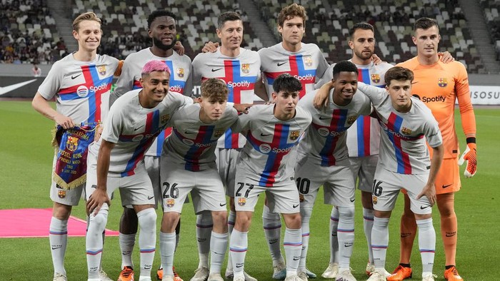 Players of Barcelona pose for photographers before a friendly soccer match against Japanese club Vissel Kobe at the National Stadium in Tokyo, Tuesday, June 6, 2023. (AP Photo/Eugene Hoshiko)