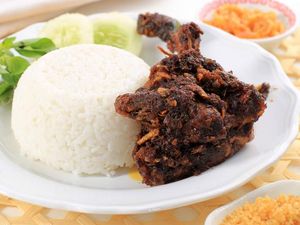 Gurih Mantap! 5 Bebek Goreng Bumbu Hitam Madura yang Ngangenin
