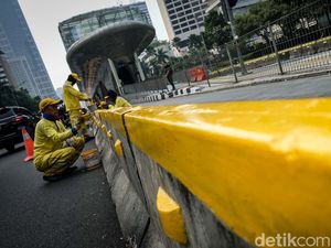 Biar Kinclong, Separator Busway di Tosari Dicat Lagi