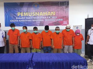 BNN Jambi Tangkap 7 Pengedar dan Sita 136 Gram Sabu-126 Butir Ekstasi BNN Jambi Tangkap 7 Pengedar dan Sita 136 Gram Sabu-126 Butir Ekstasi